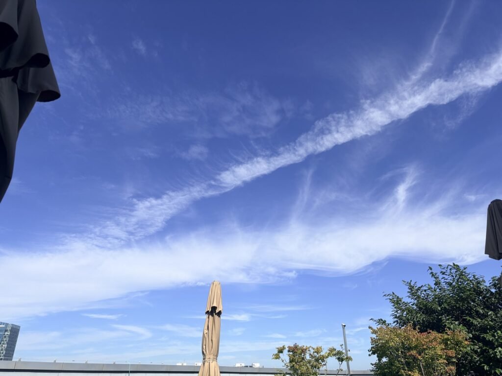 한국 가을의 파란 하늘과 흰 구름