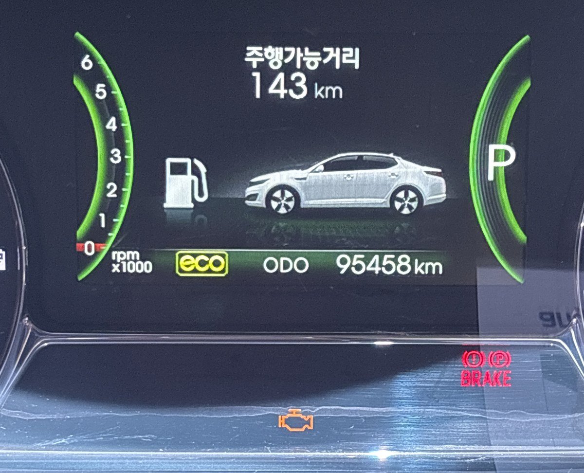 자동차 계기판에 켜진 주황색 엔진 경고등