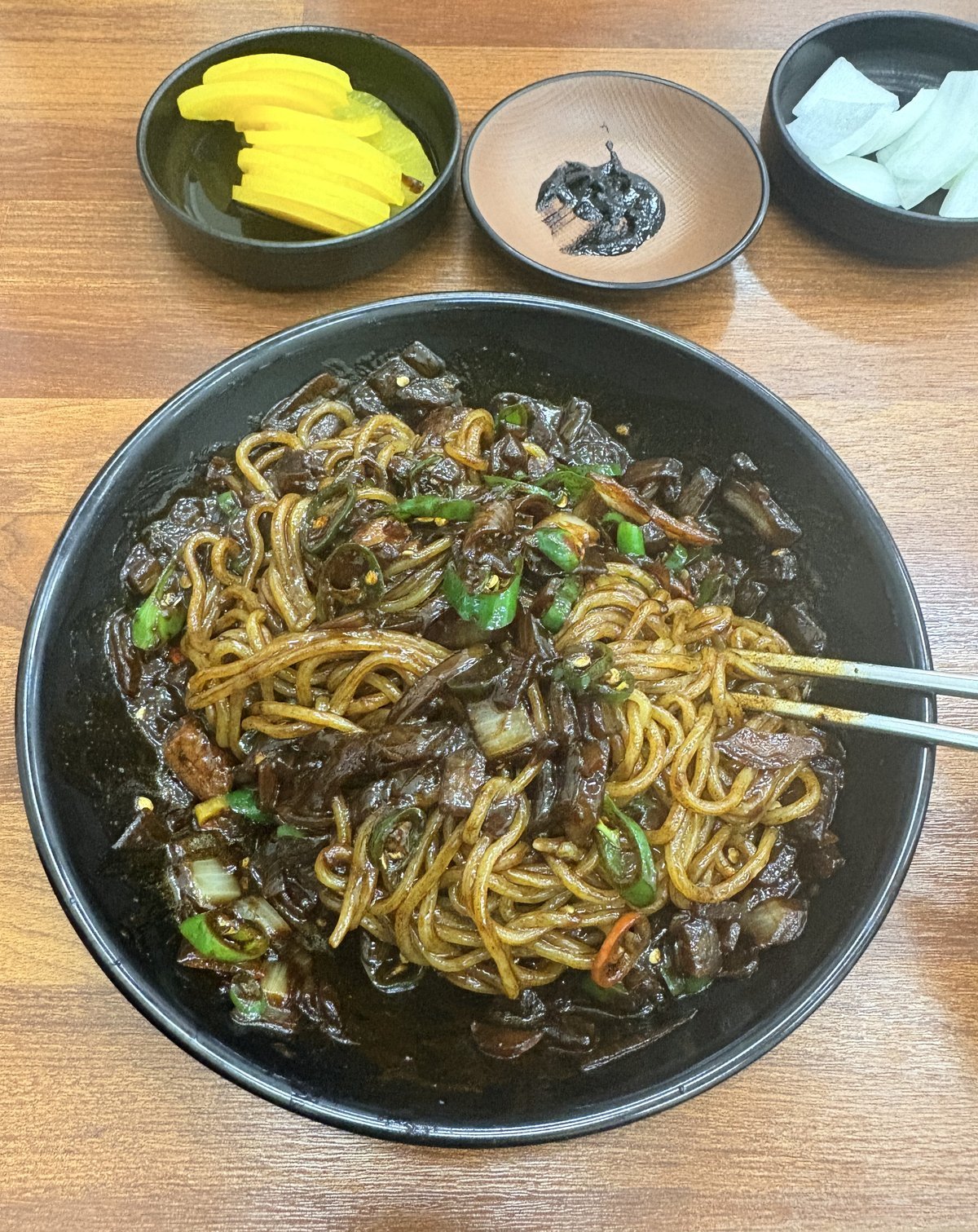 면과 비빈 고추짜장