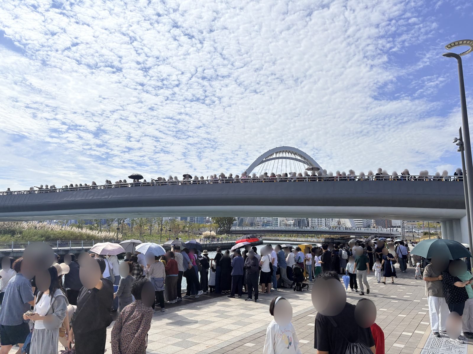 부캉이를 보려고 북항 친수공원 다리 위와 수로 난간에 몰린 사람들